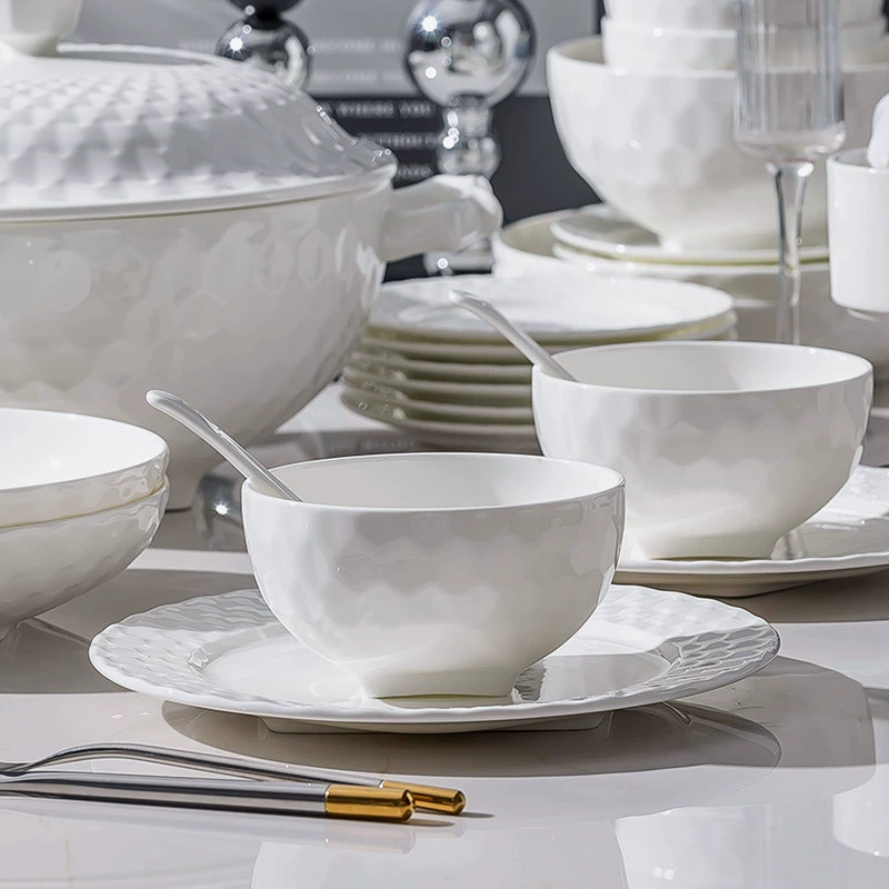 طقم أطباق من البورسلين الأبيض بنقش بارز tableware view 2