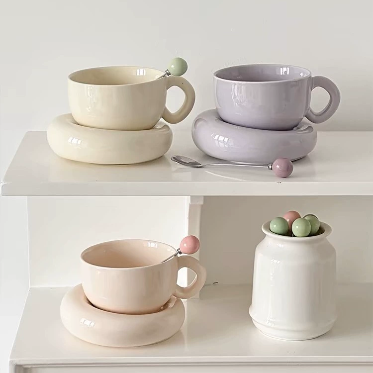 Ensemble mug et soucoupe en céramique minimaliste