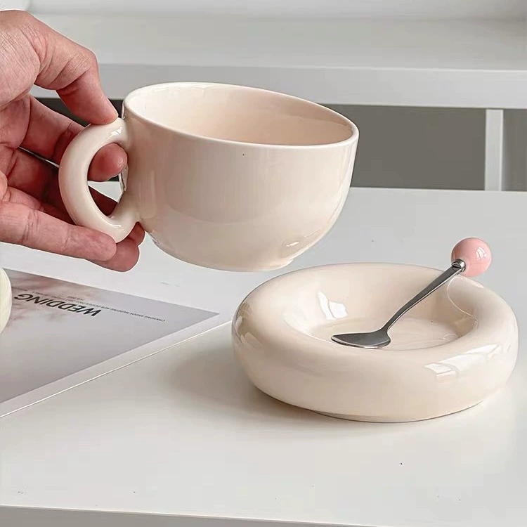 Ensemble mug et soucoupe en céramique minimaliste tableware view 2