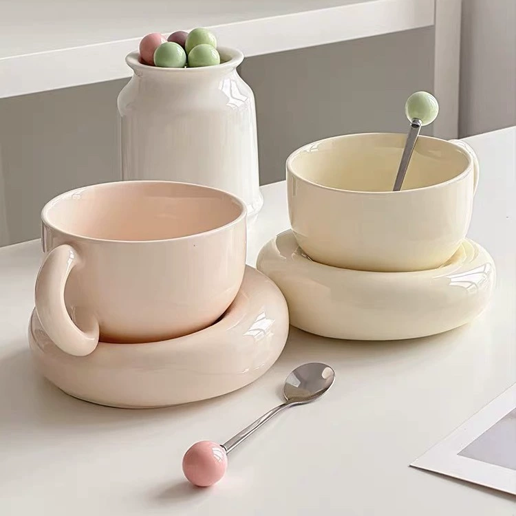 Ensemble mug et soucoupe en céramique minimaliste tableware view 3