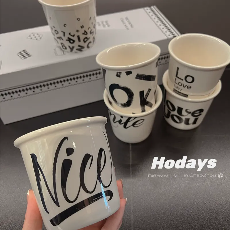 Taza de cerámica con diseño de letra