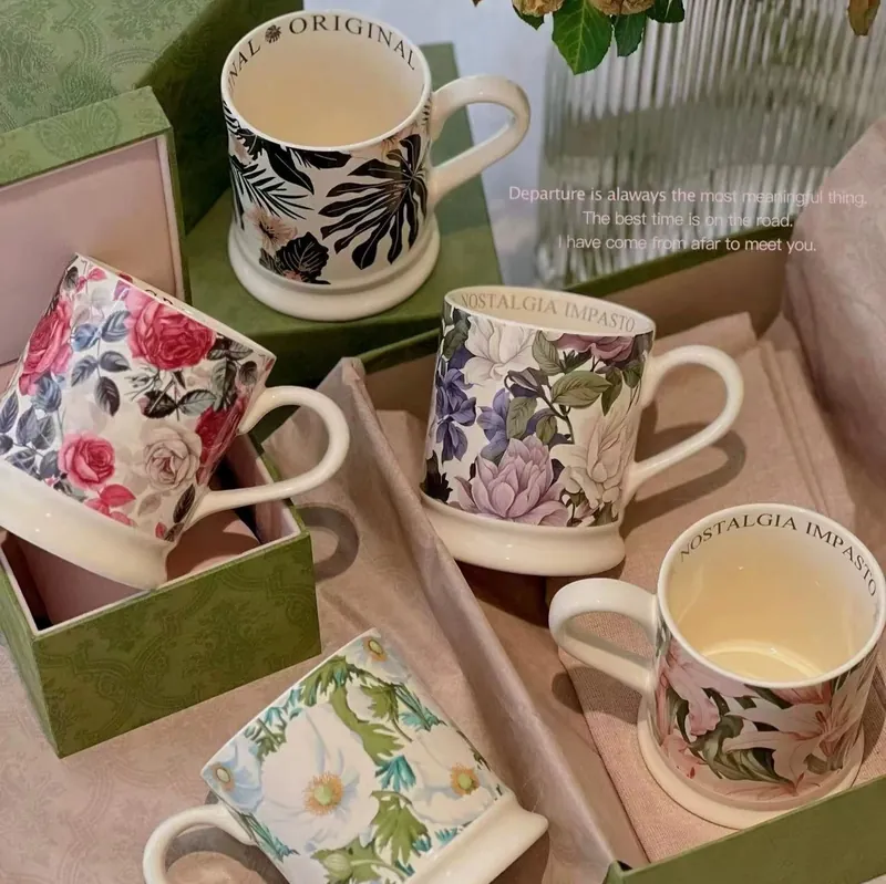 Taza de cerámica con diseño floral