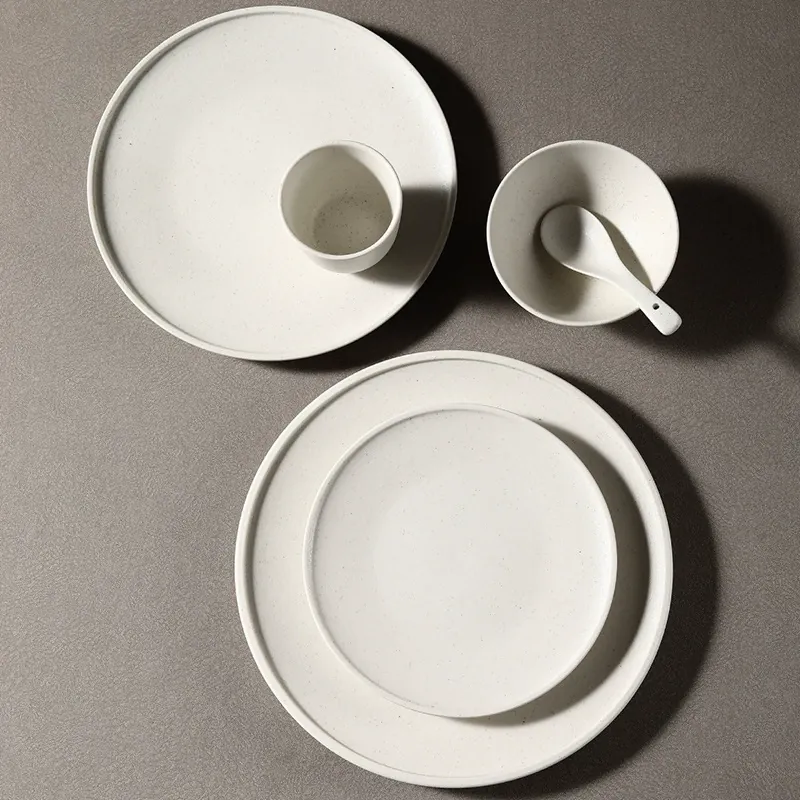 Set de vajilla de cerámica nórdico con platos moteados tableware view 3