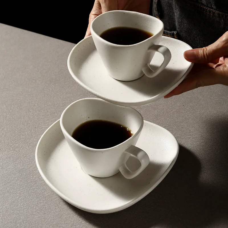 불규칙 도자기 커피잔 & 소서 세트 tableware view 3