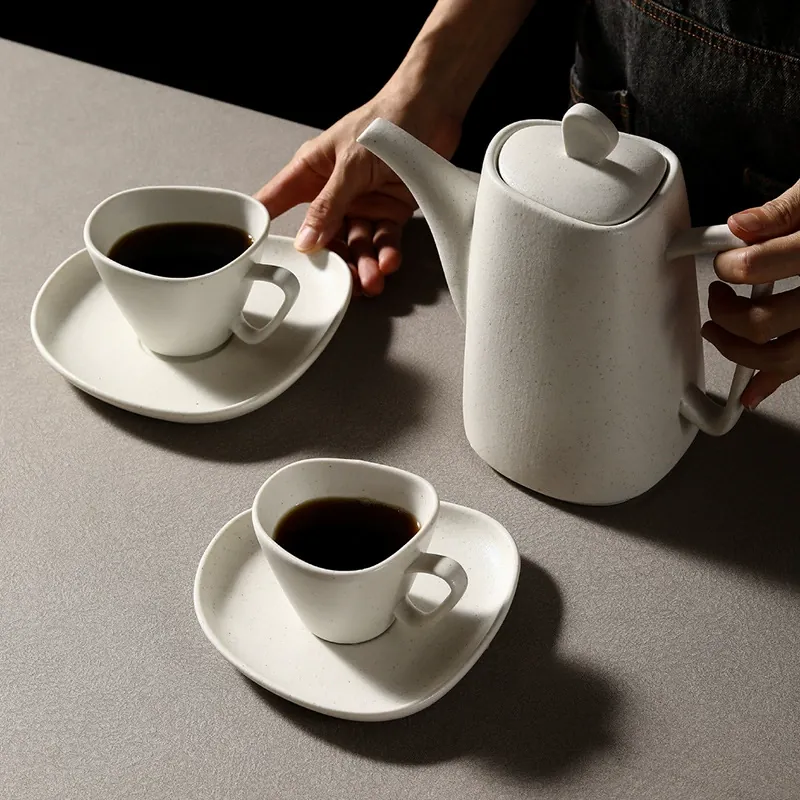 Set de taza de café de cerámica irregular con platillo tableware view 2