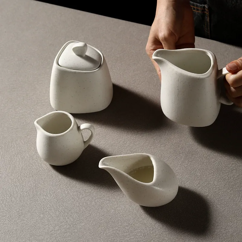 Set de taza de café de cerámica irregular con platillo tableware view 3
