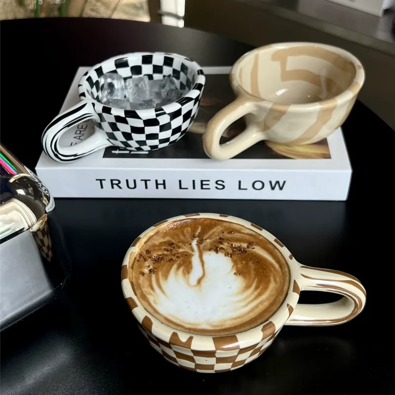 Mug en céramique avec motif damier tableware view 2