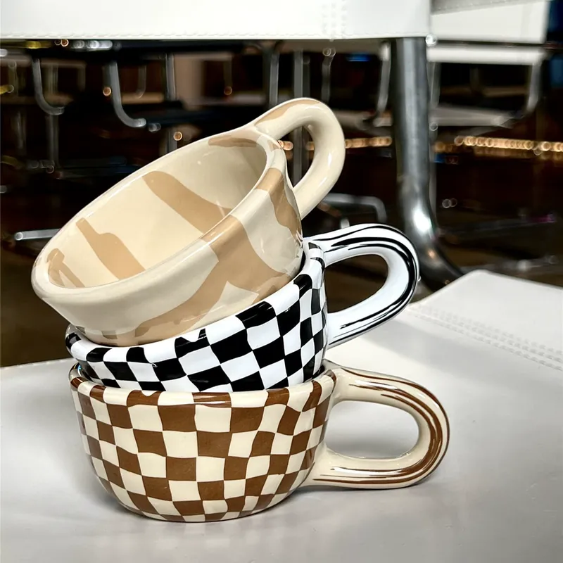 Mug en céramique avec motif damier tableware view 5