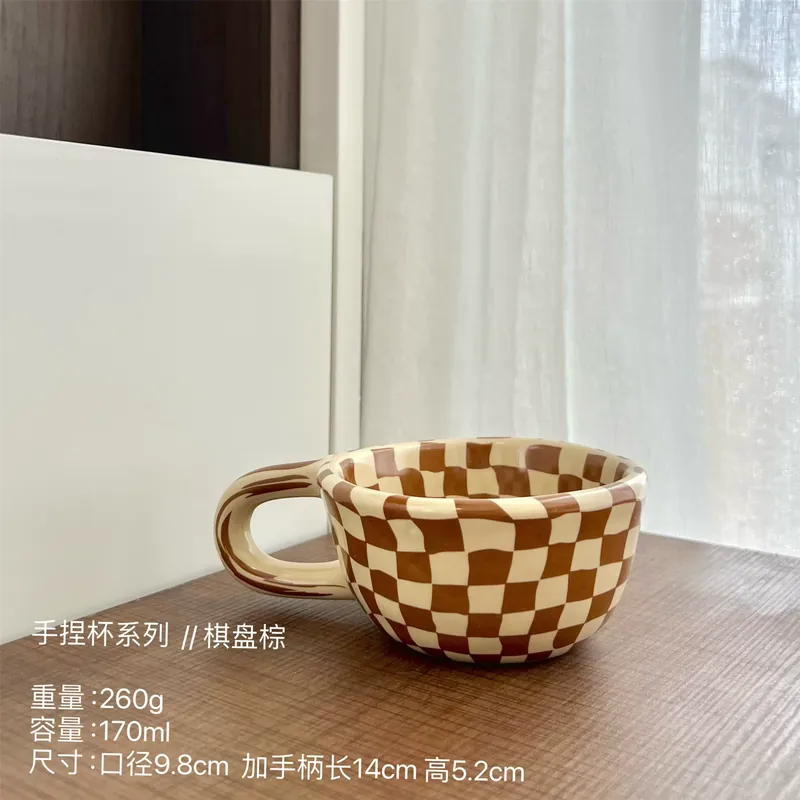 Mug en céramique avec motif damier tableware view 6