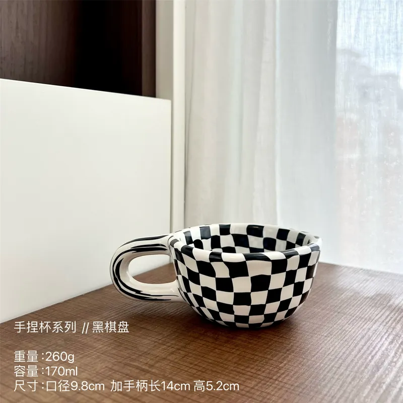 Mug en céramique avec motif damier tableware view 7