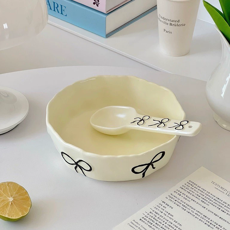 ملعقة سيراميك وردية بنقش بارز مع فيونكة tableware view 7
