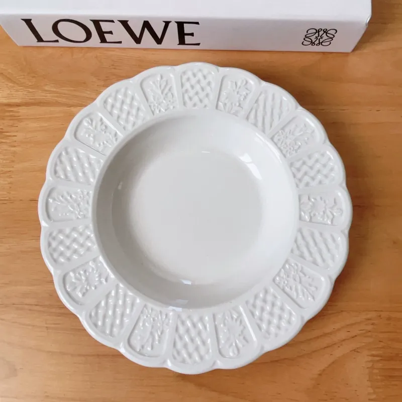Plato llano de porcelana vintage en relieve