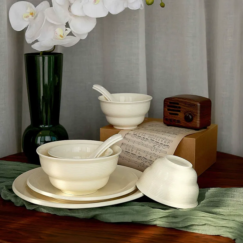 Фарфоровый обеденный набор в кремовом стиле tableware view 2