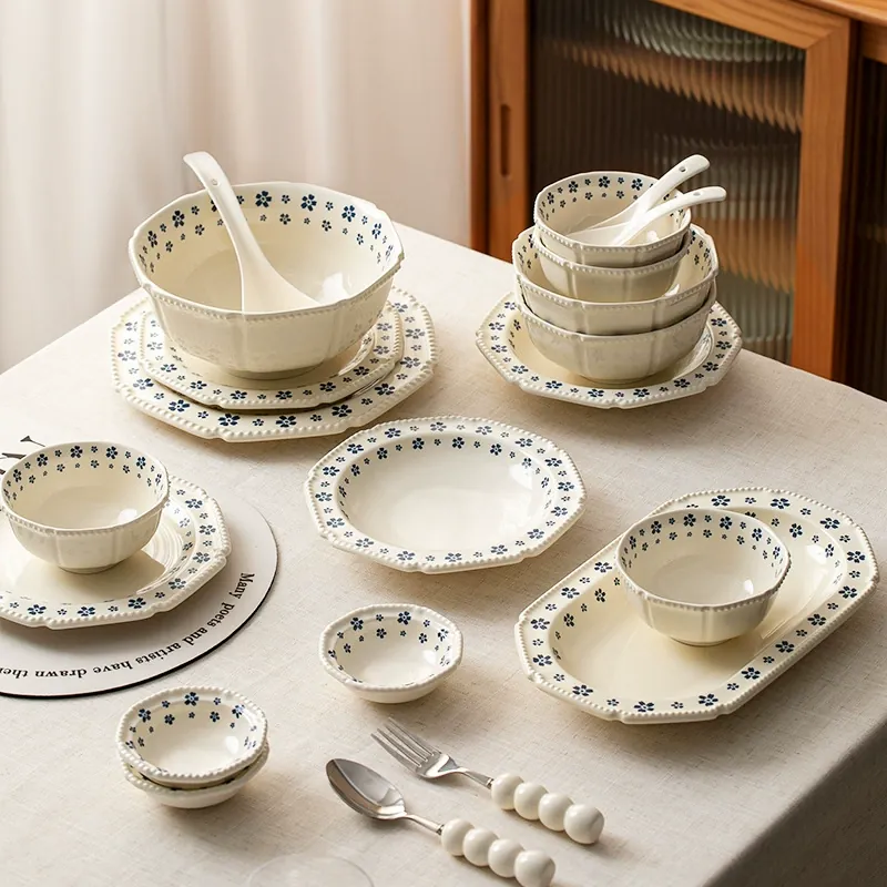 طقم عشاء من البورسلين بتصميم زهري أزرق tableware view 2