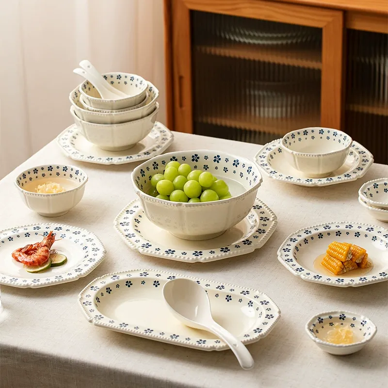 طقم عشاء من البورسلين بتصميم زهري أزرق tableware view 4