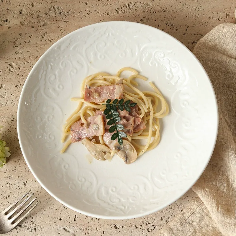 Assiette creuse en porcelaine blanche avec relief tableware view 2