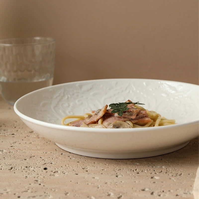 Assiette creuse en porcelaine blanche avec relief tableware view 3