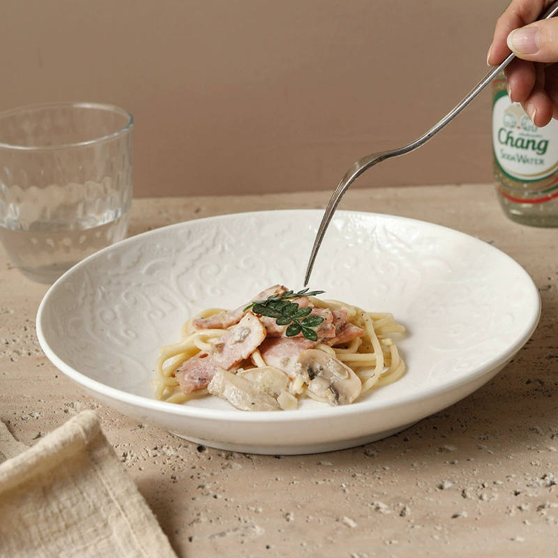 Assiette creuse en porcelaine blanche avec relief tableware view 4