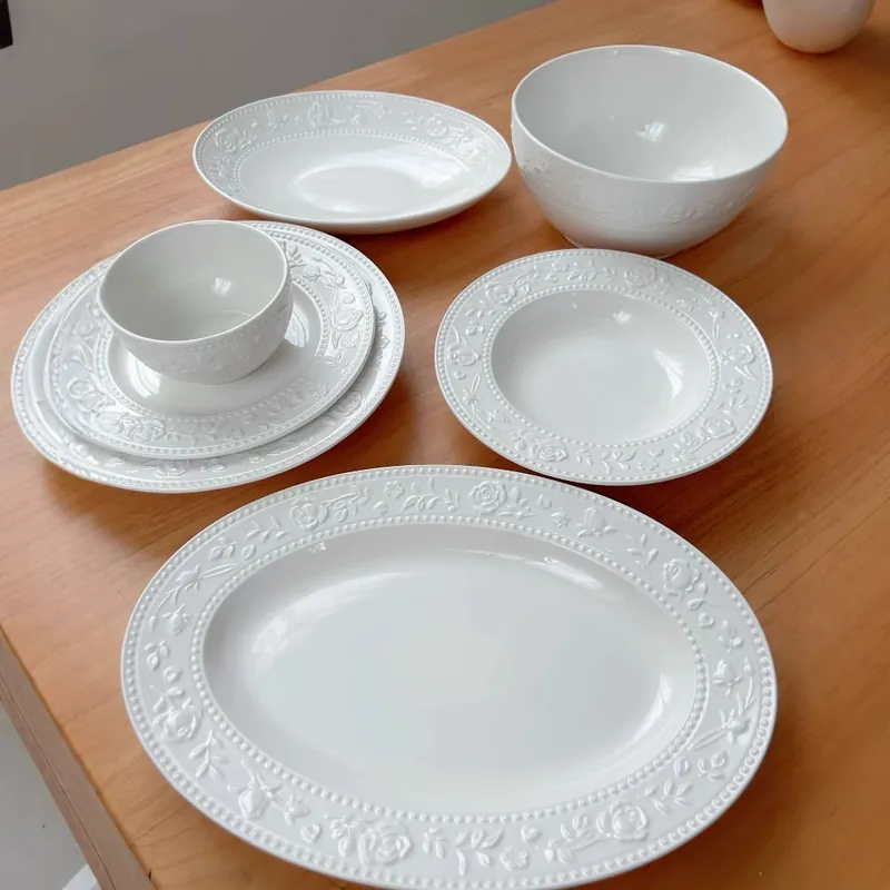 Ensemble de vaisselle en porcelaine rose embossée tableware view 2
