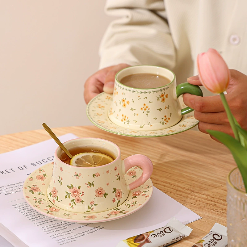 Set de taza y platillo de cerámica floral