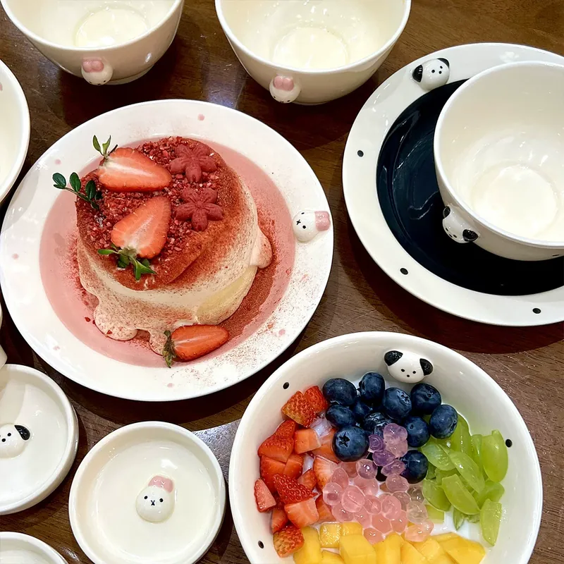 Conjunto de tigela e prato de porcelana com design em relevo tableware view 3