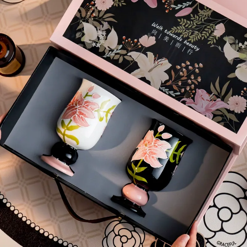 Mug en porcelaine peint à la main avec motif lys