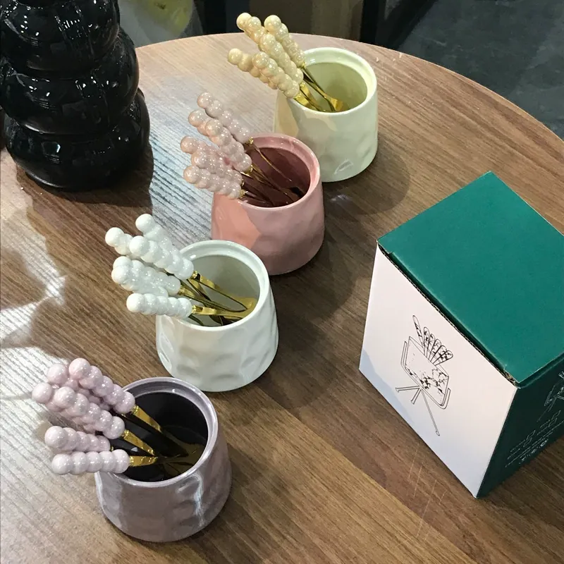 Frasco de almacenamiento de cerámica con tenedores de fruta tableware view 2