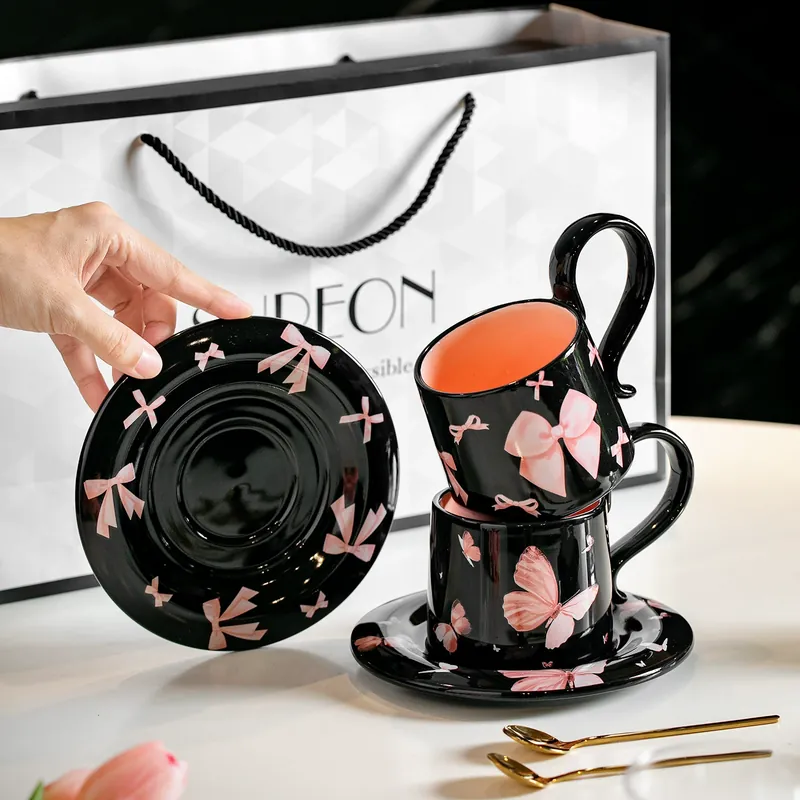 طقم هدية فنجان قهوة وصحن بشكل قلب وفيونكة tableware view 4
