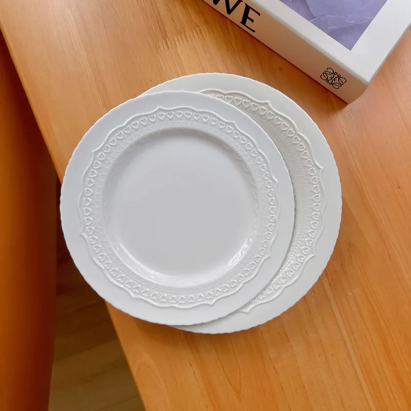 Service de table en porcelaine embossé avec cœurs tableware view 2