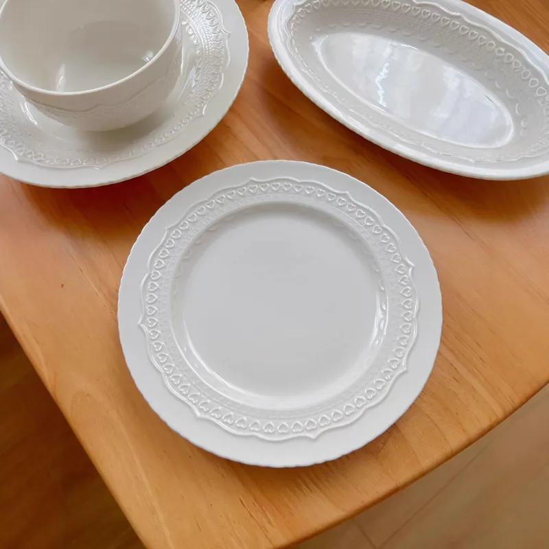 Service de table en porcelaine embossé avec cœurs tableware view 3