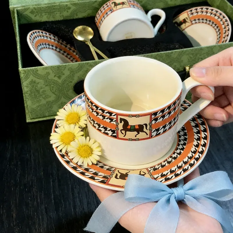طقم فنجان قهوة وصحن سيراميك أصفر tableware view 2