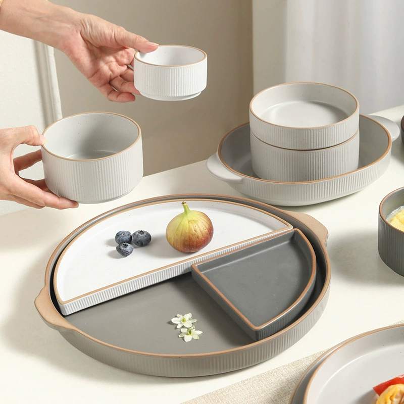 Белая тарелка с вертикальными полосами tableware view 3