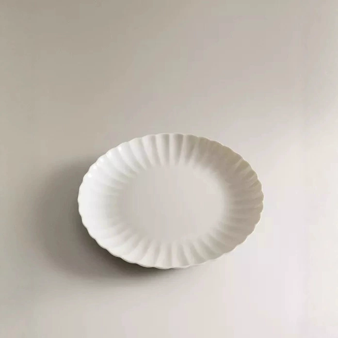Plato llano de cerámica blanca con relieve tableware view 2