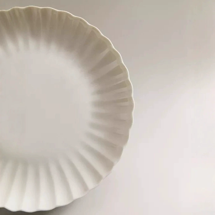 Plato llano de cerámica blanca con relieve tableware view 3