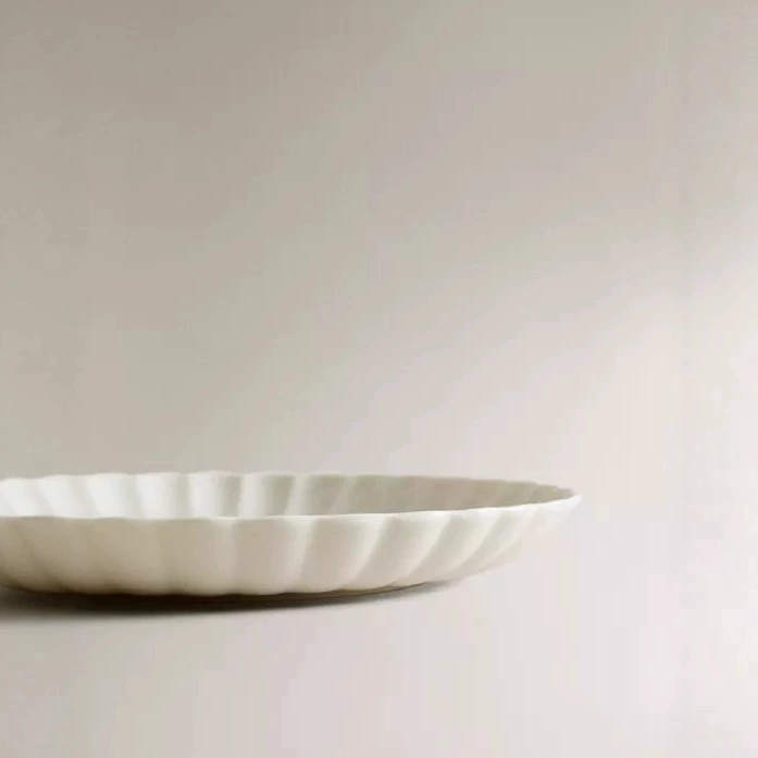Plato llano de cerámica blanca con relieve tableware view 4