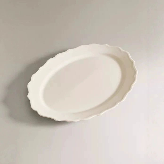 Prato de sobremesa oval de cerâmica branca com relevo tableware view 2